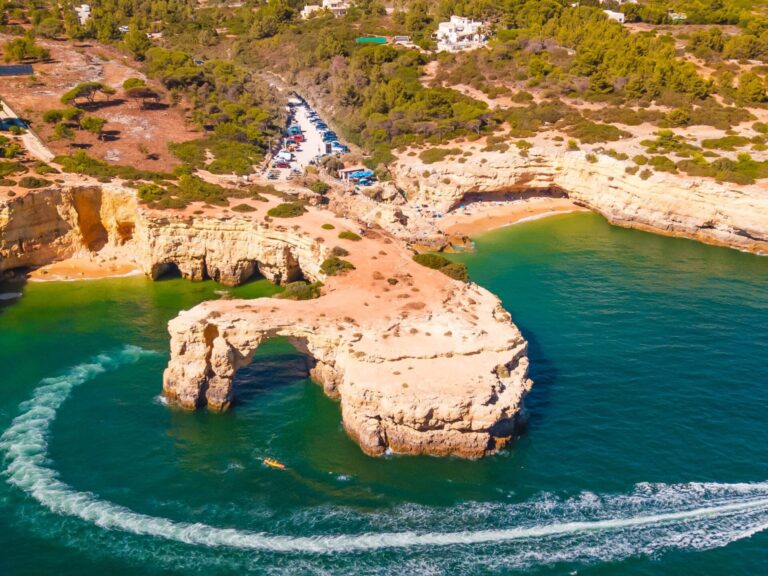 Dolphins And Caves - This trip of about two hours and thirty minutes, departing from Portimão Marina, offers two magnificent experiences: the observation of cetaceans (dolphins and whales) and the observation of our Algarve coast.